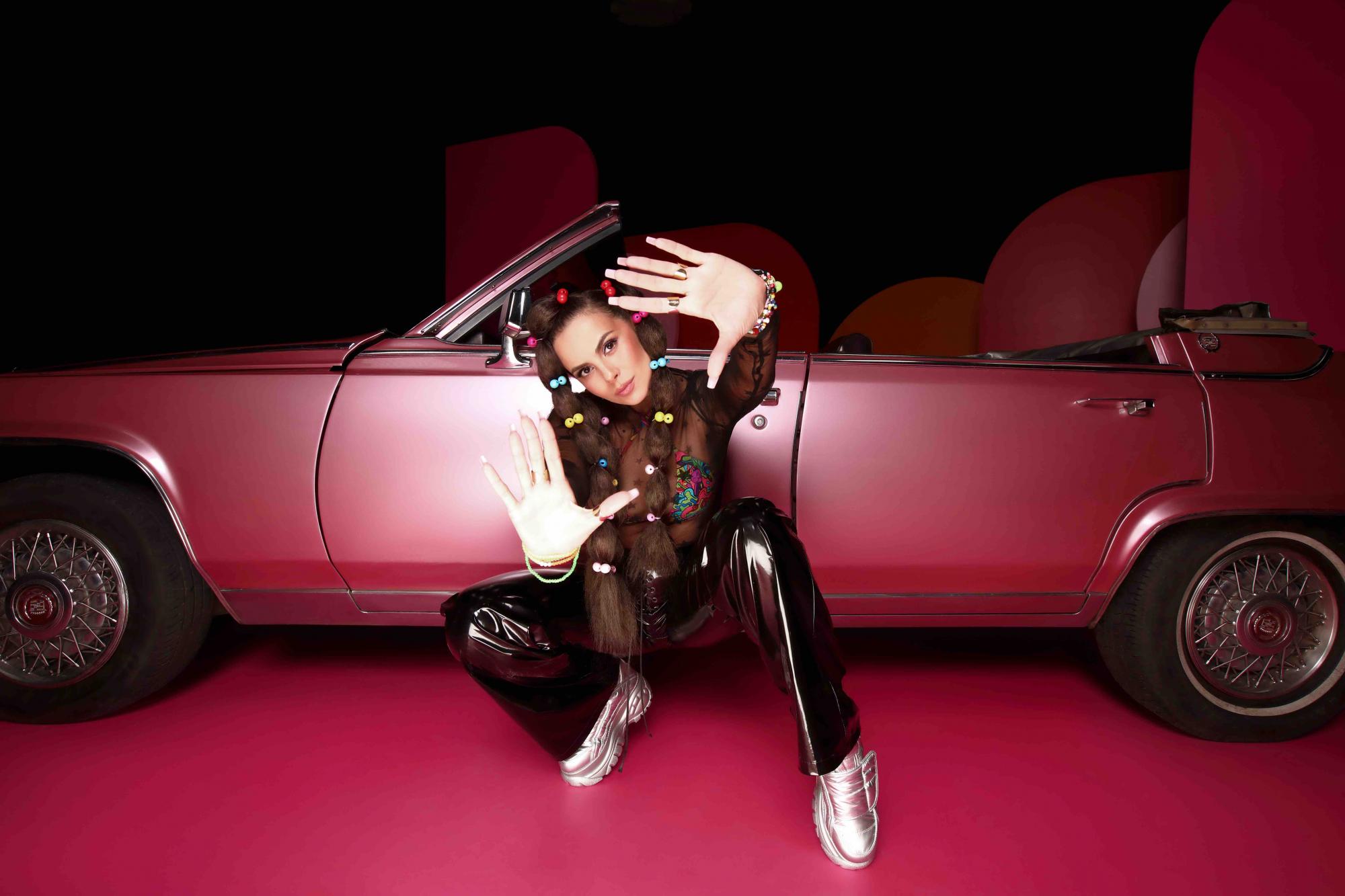 В прозорій блузі та екстраміні: зухвала Каменських в рожевому Кадилаку влаштувала парад сміливих луків